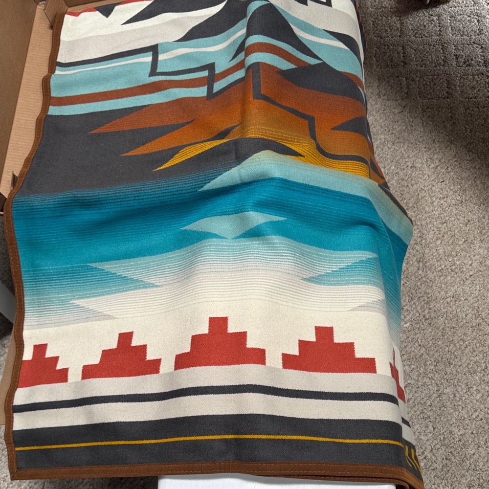 Pendleton American Indian College Fund Nike Blanket in Blue and Cream -Brand New - Picture 6 of 9